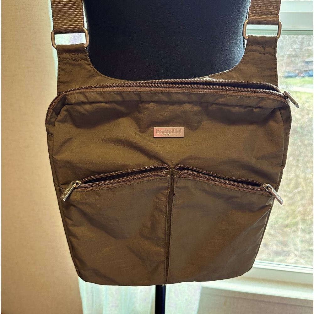 Baggallini green crossbody water resistant adjustable strap organizer purse